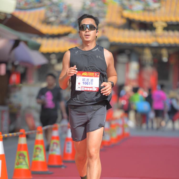 攝影師邱崑滄在媽祖馬拉松賽道上奔跑