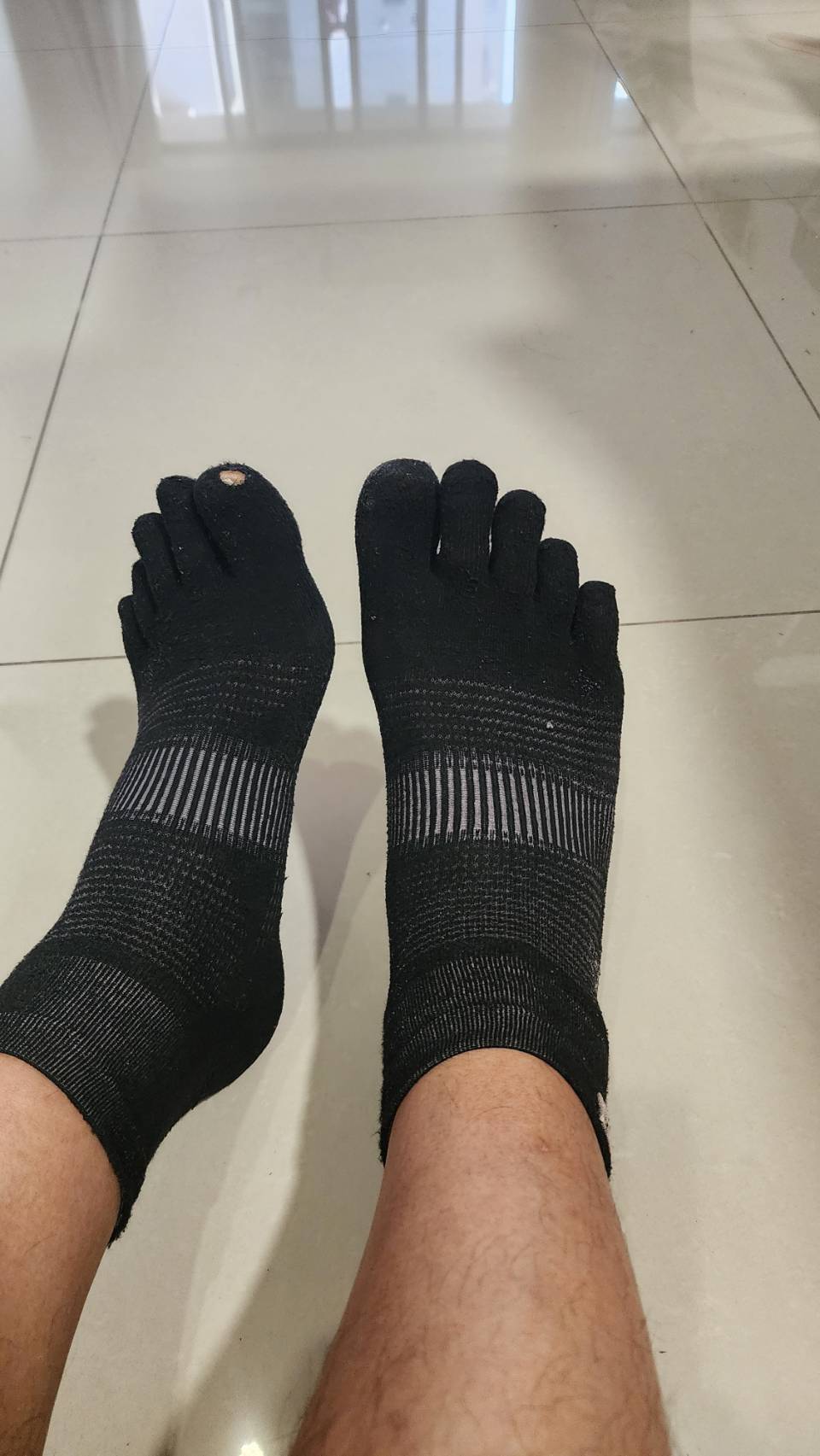 穿破洞的 Injinji 五趾襪